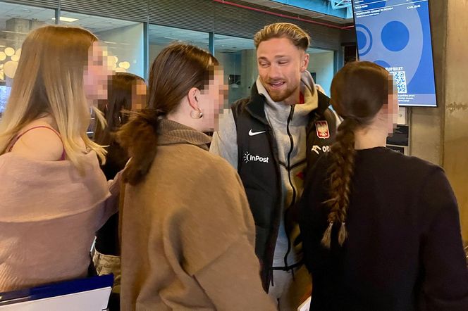 Casha otoczony przez wianuszek fanek