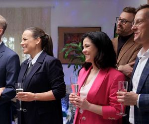 M jak miłość odc. 1872. Kinga (Katarzyna Cichopek), Magda (Anna Mucha), Andrzej Budzyński (Krystian Wieczorek), Dariusz Hoffman (Mateusz Rusin), Piotrek (Marcin Mroczek)