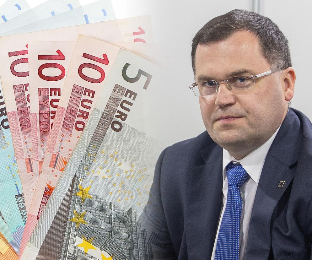 Tadeusz Białek, prezes Związku Banków Polskich w okularach, z krawatem, garniturze, z przypinką ZBP, na tle rozłożonych banknotów euro, omawia wpływ obniżek stóp procentowych na kredyty hipoteczne, o czym przeczytasz na Super Biznes.