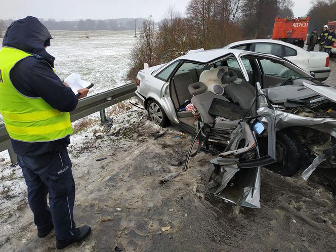 DW 670. Bieniowce - Dąbrowa Białostocka. Wypadek na DW 670. Czołowe zderzenie audi z volkswagenem. Trzy osoby w szpitalu [ZDJĘCIA]