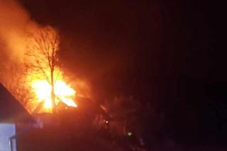 Drewniany dom płonął jak pochodnia! W pożarze zginęły dwie osoby [ZDJĘCIA]