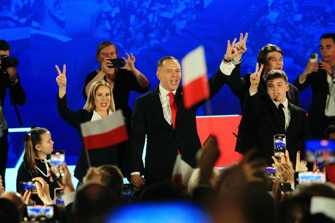 Marta Nawrocka na spacerze z córką i mężem