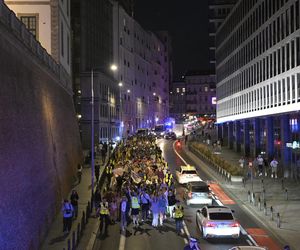 Przeszli przez Warszawę w piżamach i kapciach. Krzyczeli Chcemy spać!