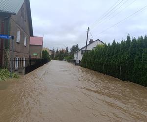 Zagrożenie powodziowe. Głuchołazy. Woda przelała się przez wały. Zalewa miasto