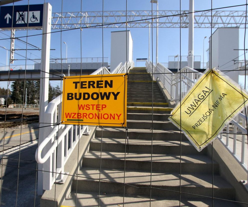  Takiego absurdu w Warszawie już dawno nie było. Mieszkańcy Pragi załamani po budowie kładki nad torami