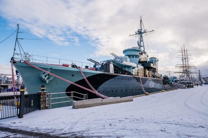 ORP Błyskawica opuściła swoje miejsce przy nabrzeżu w Gdyni