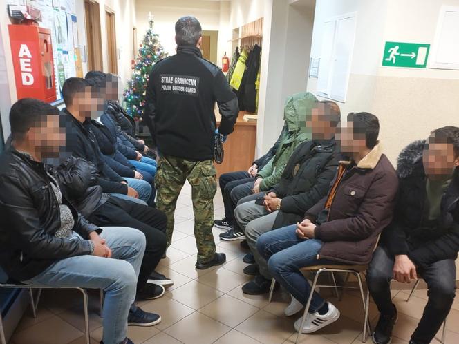 Ukrainiec przewoził 12 nielegalnych migrantów z Turcji. Wpadli w Chochołowie