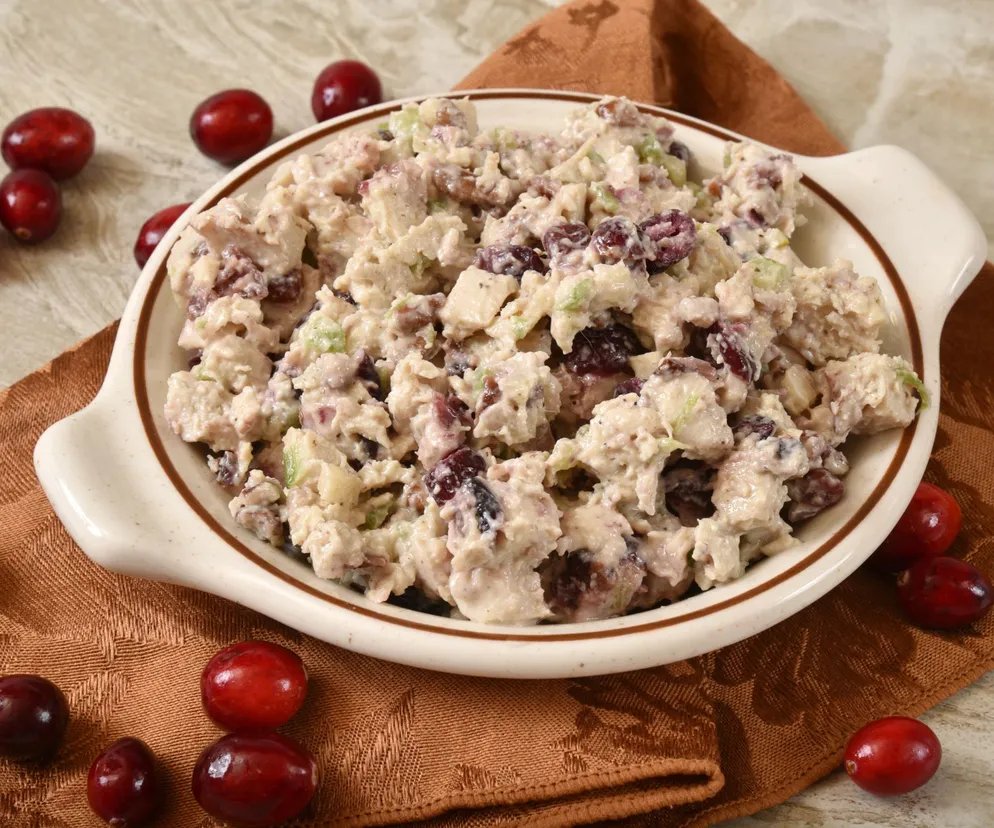 Sałatka z żurawiną, czyli odlot na talerzu. Dodaj marshmallow i bitą śmietanę - dzieci ją pokochają