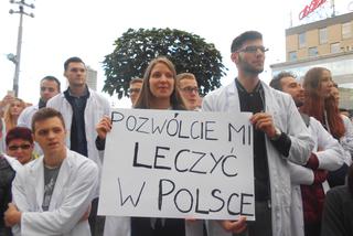 Białe kitle wypełniły Katowicki Rynek. Studenci ŚUM-u wsparli protest rezydentów [ZDJĘCIA, AUDIO]