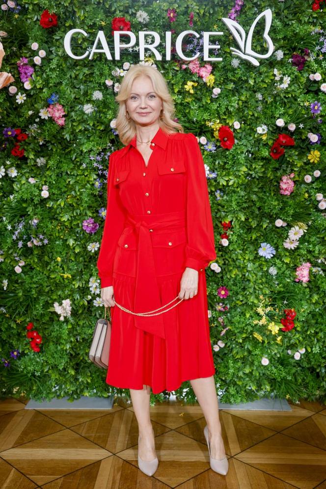 Gwiazdy pozują z butami. Więdłocha ma nową fuchę, Andrzejewicz w ogromnej marynarce, Kostka jak pani wiosna