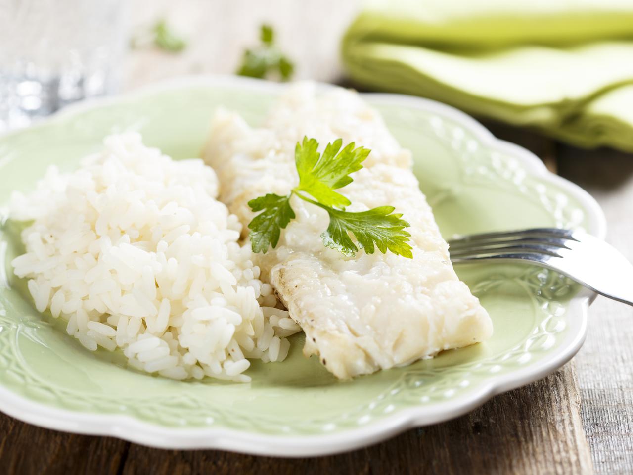 Gotowana na parze ryba z ryżem i szpinakiem [przepis]