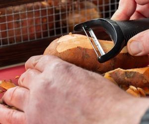 Zamiast do kosza, wrzuć je do piekarnika. Różnokolorowa przekąska w kilka minut