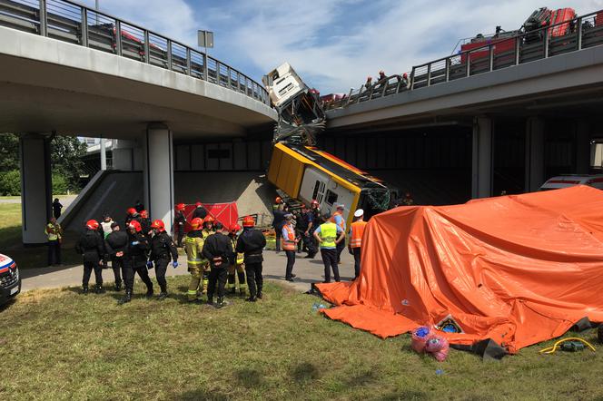 Wypadek autobusu na S8. Konstrukcja barier ochronnych zostanie sprawdzona