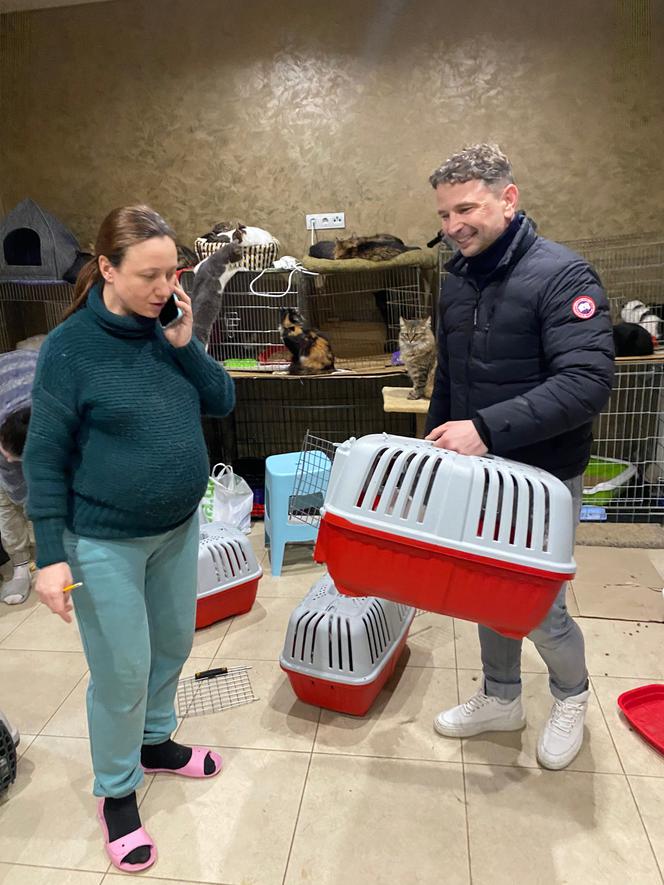 Znana pisarka, biznesmen z Holandii i menadżerka gwiazd zawieźli dary dla Ukrainy i uratowali koty