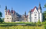 Metamorfoza Zamku w Mosznej. Z sanatorium w bajkowy hotel - tak przez lata zmieniał się jeden z najbardziej czarujących budynków w Polsce