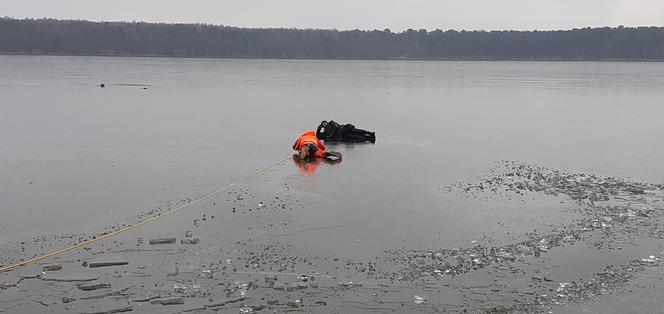 Lubelscy strażacy ćwiczyli na Zalewie Zemborzyckim ratowanie osób, pod którymi załamał się lód