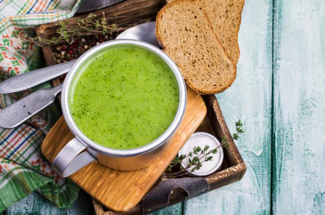 Pikantna zupa z mrożonych brokułów i zielonego groszku: przepis w stylu azjatyckim