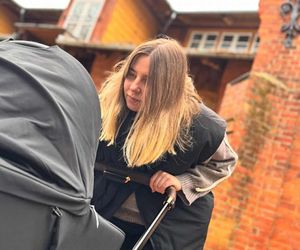 Co za przemiana! Daniel Martyniuk z żoną i dzieckiem na spacerze