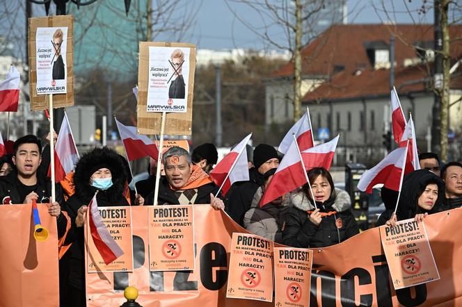 Protest kupców z Marywilskiej przed ratuszem