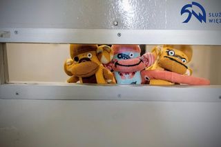  Szyjących pluszaki więźniów, taka praca uczy pomagania innym i bezinteresowności. 