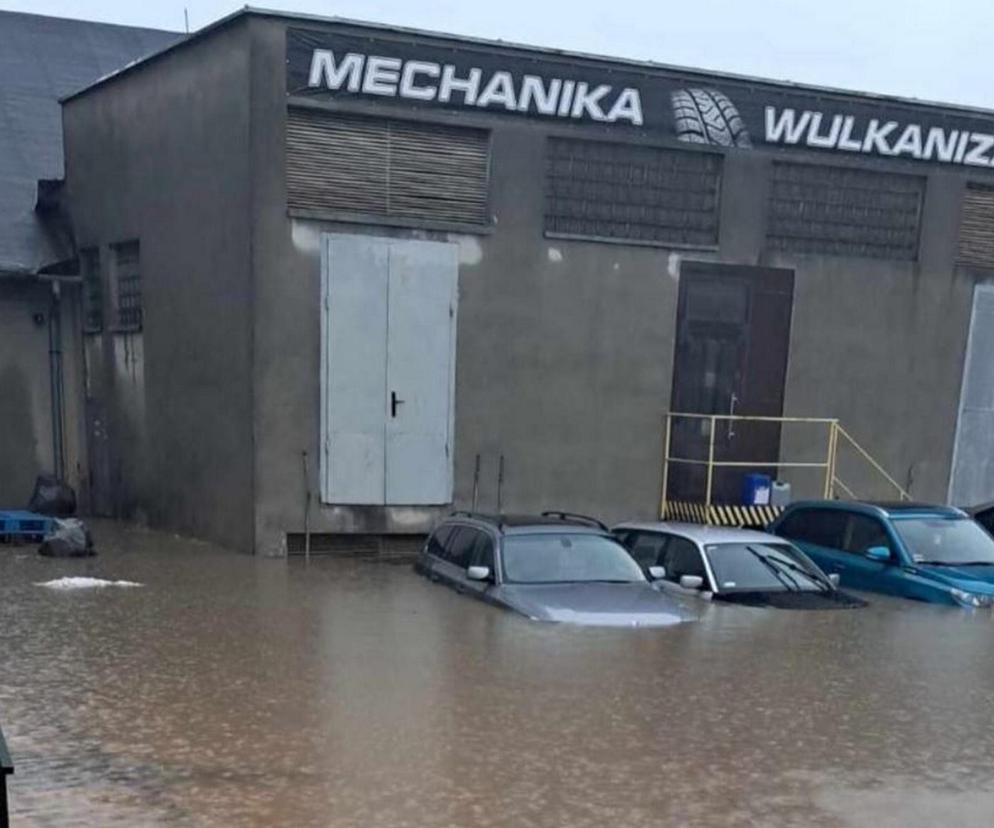 Powódź w Bielsku-Białej. Ulice zamienił się w rzeki. Zalane auta i posesje 