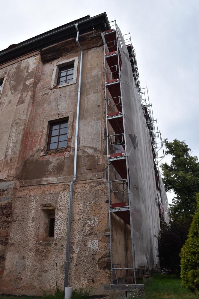 Pałac w Strudze – widok na remontowaną elewację frontową