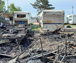 Pożar na kempingu w Jastarni! Turyści musieli uciekać od szalejącego ognia. Spłonęły dwie przyczepy