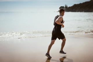 Jak biegać latem? Pij wodę i chroń skórę przed słońcem - radzi trener