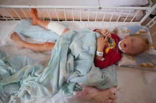 SPADŁ Z 3 PIĘTRA I ZAWISŁ NA DRZEWIE