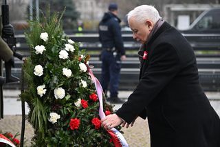 Jarosław Kaczyński złożył wieńce pod pomnikami Ojców Niepodległości. Upamiętnił też swojego brata [ZDJĘCIA]