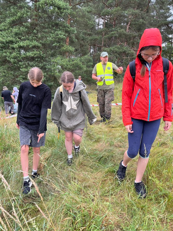 Akcja na polu, gdzie znaleziono Wampirkę z Pnia. Młodzi chodzili z detektorami, niedługo wracają tam archeolodzy