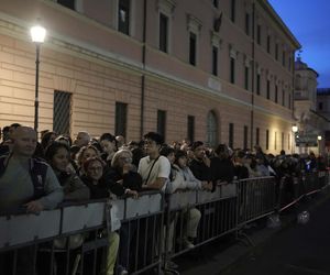 Tłum wiernych w Watykanie. Ogromna kolejka do trumny papieża
