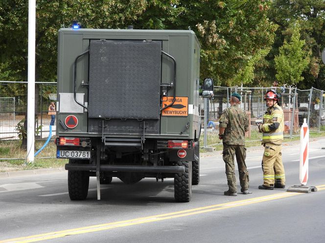 Śmiertelnie niebezpieczne znalezisko na budowie. Wstrzymany ruch pociągów i autobusów