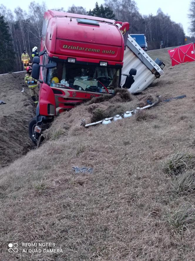 Gniazdowo. Kierowca volkswagena zginął po zderzeniu z tirem. W aucie ogromna kwota! Milion euro? [ZDJĘCIA]