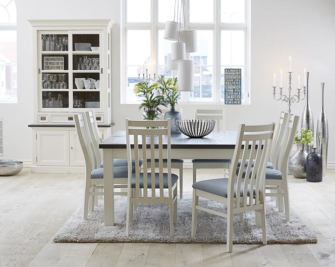 Biały stół i krzesła do jadalni w stylu skandynawskim