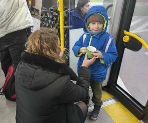 W gorzowskich autobusach elektrycznych przedstawiciele miasta rozdawali kubki i kalendarze