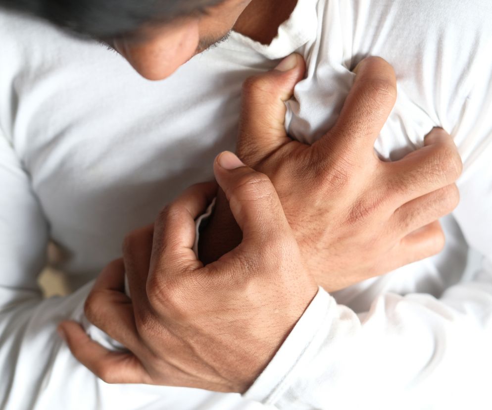 Mężczyzna trzyma się za klatkę piersiową