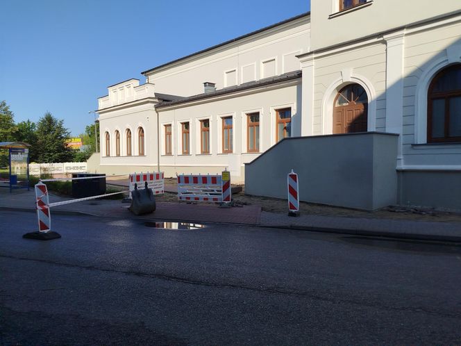 Trwa budowa parku kieszonkowego przy sali Podlasie MOK-u. Piesi mogą tu napotkać utrudnienia