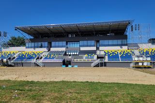 Wielkie porządki po Igrzyskach Europejskich w Tarnowie. W Mościcach poza trybuną został piasek