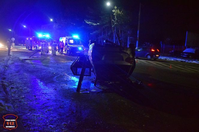 Tychy: Kompletnie pijany kierowca BMW skosił znaki drogowe i latarnię, a potem dachował