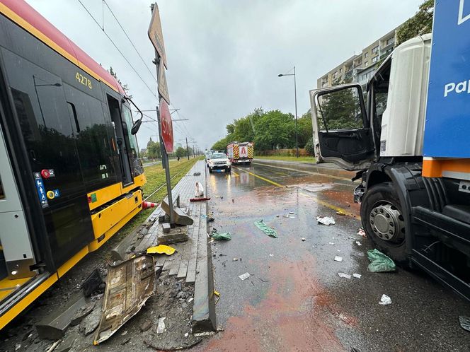 Dramatyczny wypadek w Warszawie. Młody kierowca śmieciarki wyleciał przez okno po zderzeniu z tramwajem