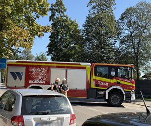 Jastrzębia. 2-letnie dziecko wpadło pod samochód