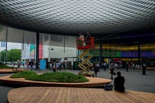 Geometria krzywoliniowa. Możliwości i ograniczenia fasad krzywoliniowych