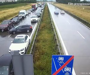 Jechali na A4 pod prąd korytarzem życia. Namierzyła ich policja.