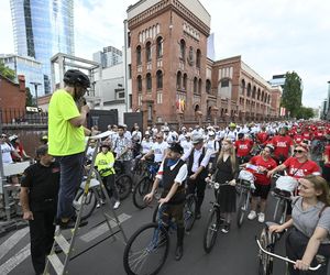 Biało-czerwonym peletonem rowerzyści uczcili Powstanie Warszawskie 
