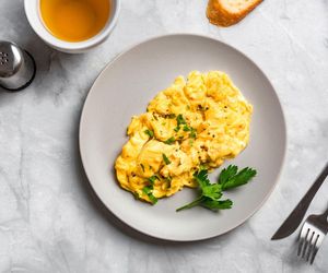 Przepis na najlepszą jajecznicę dostałam od znajomego Francuza. Robię ją już tylko tak 