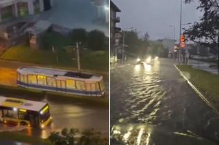 Potężna ulewa we Wrocławiu. Samochody i autobusy pływały po jezdni. Zobacz nagrania