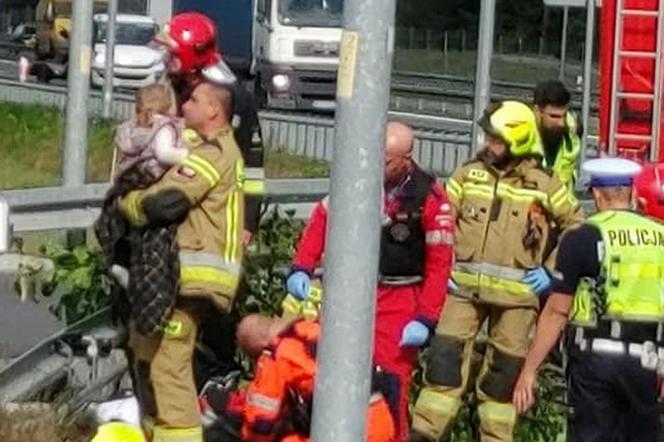 Dziewczynka otulona kocem na rękach strażaka. Na S3 pod Gorzowem Wielkopolskim doszło do potwornego wypadku [ZDJĘCIA] 
