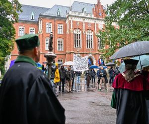 Najstarsza uczelnia w Polsce zainaugurowała nowy rok akademicki. Korowód UJ przeszedł przez Kraków [GALERIA]