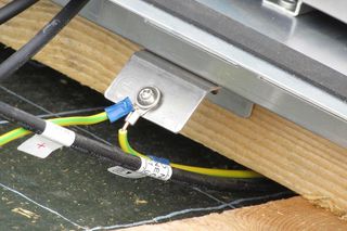 Panele PV na dachu skośnym – jak montować instalację fotowoltaiczną?